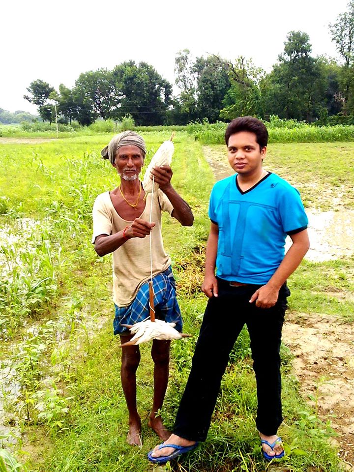 शेतात काम करणारा भारतीय शेतकरी