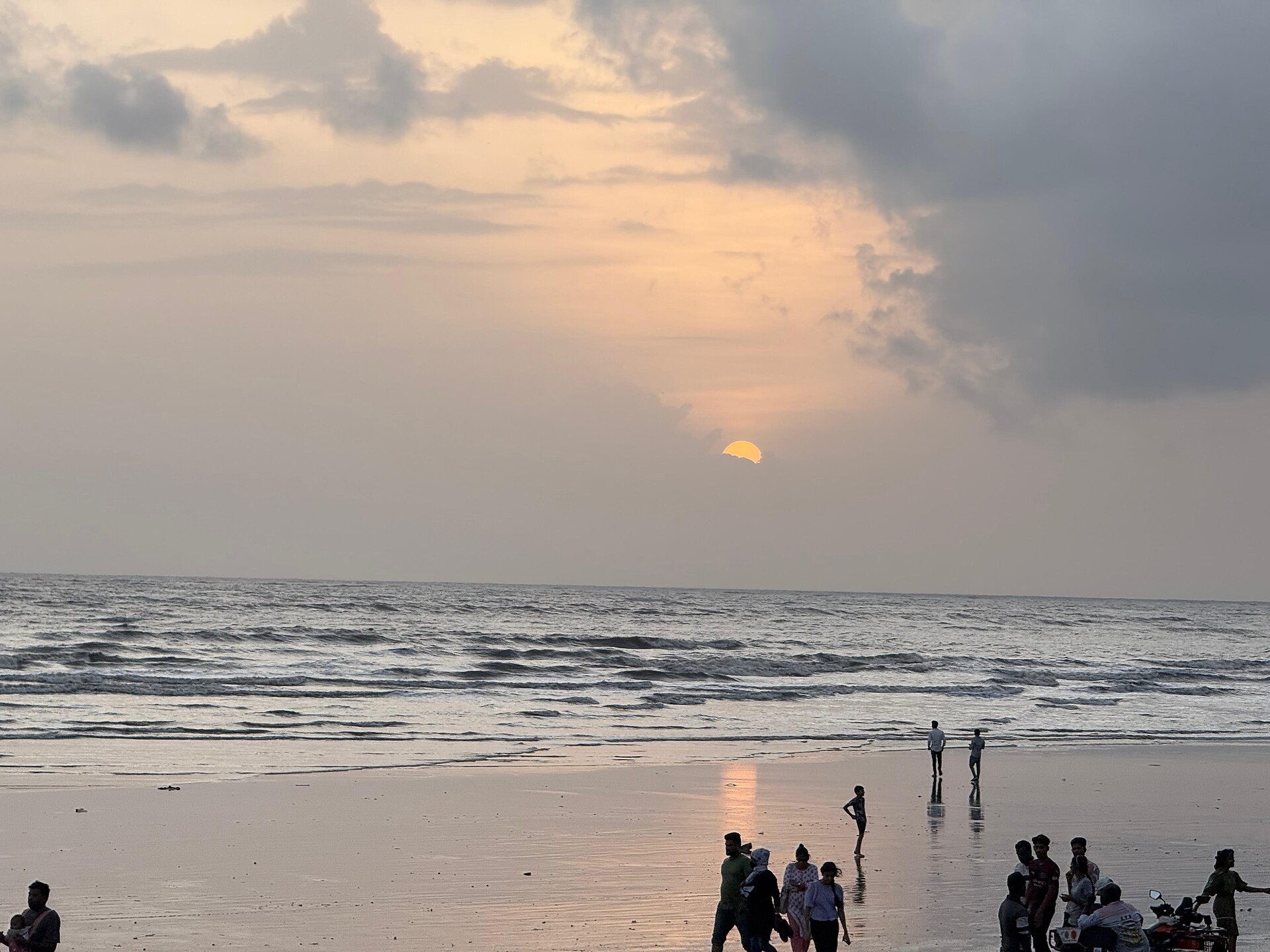 अलिबागच्या समुद्रकिनाऱ्यावरील सुंदर सूर्यास्त आणि बोटी