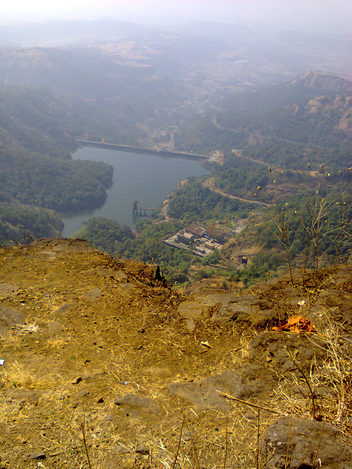 भंडारदरा येथील आर्थर तलाव आणि सह्याद्रीची निसर्गरम्य पर्वतरांग