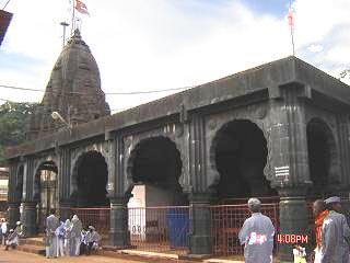 निसर्गरम्य भीमाशंकर मंदिर आणि सभोवतालचे घनदाट जंगल