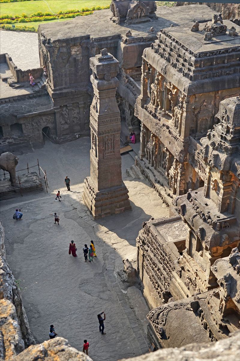 वेरूळ येथील अखंड खडकात कोरलेले जगप्रसिद्ध कैलास मंदिर