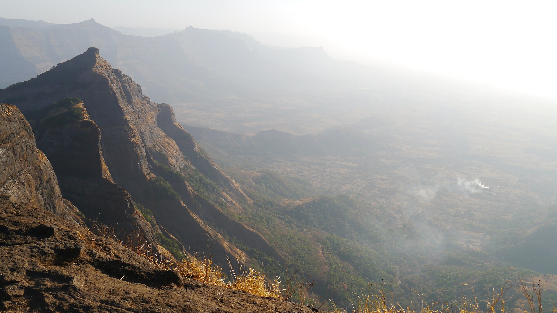 हरिश्चंद्रगडाचा प्रसिद्ध कोकणकडा आणि सह्याद्रीच्या पर्वतरांगा