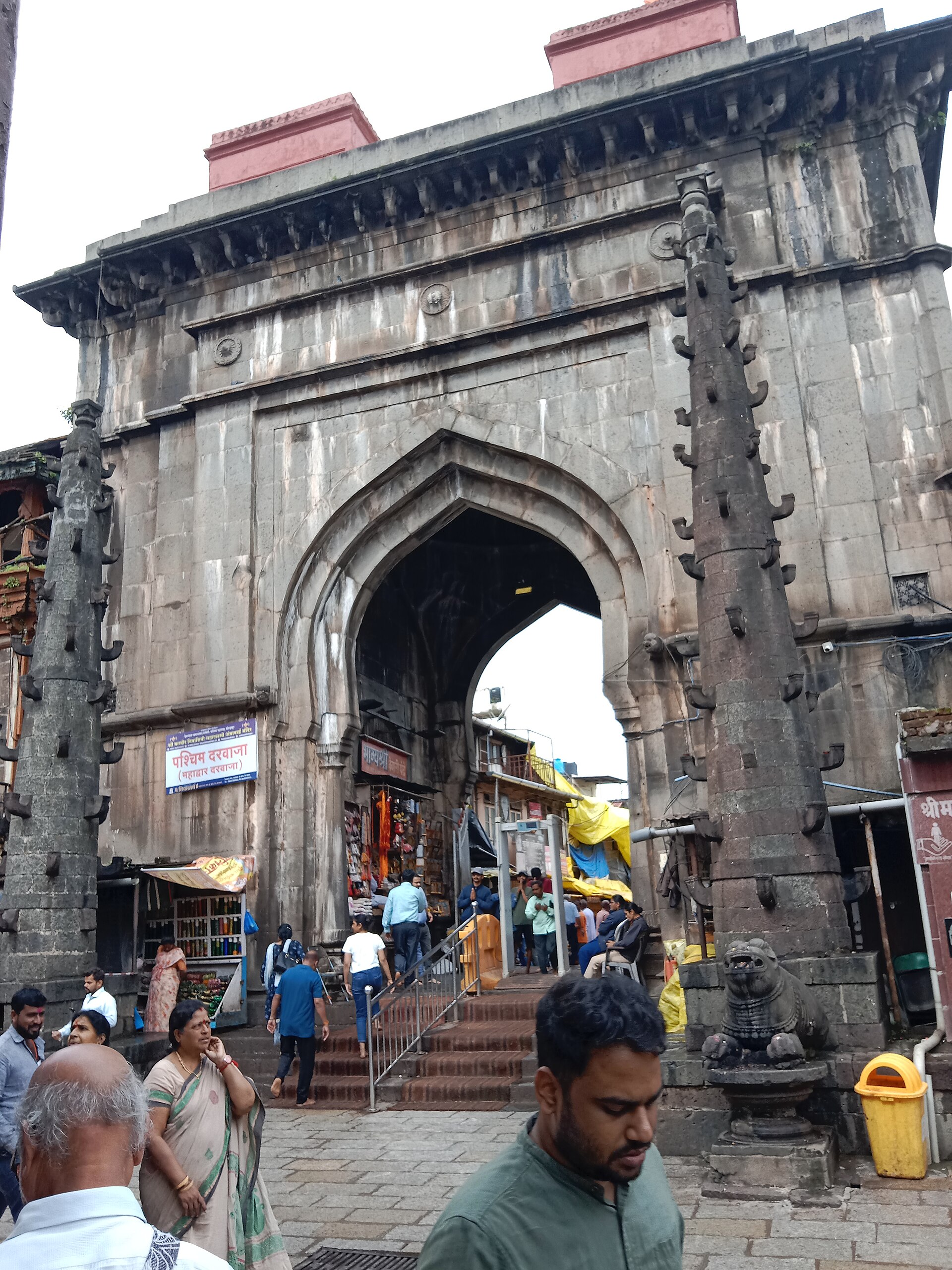 कोल्हापूर येथील ऐतिहासिक श्री महालक्ष्मी (अंबाबाई) मंदिराचे प्रवेशद्वार
