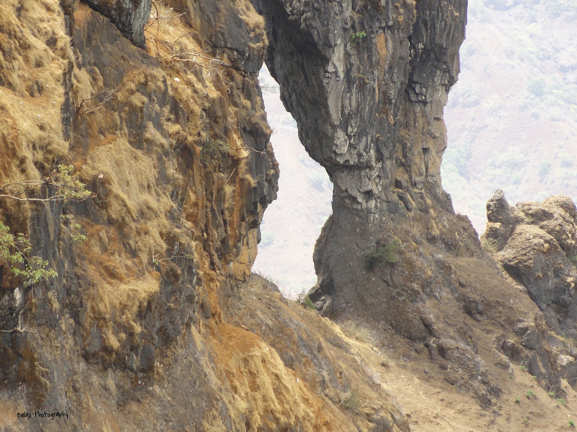 महाबळेश्वरमधील हिरवेगार डोंगर आणि निसर्गरम्य व्ह्यू पॉइंट