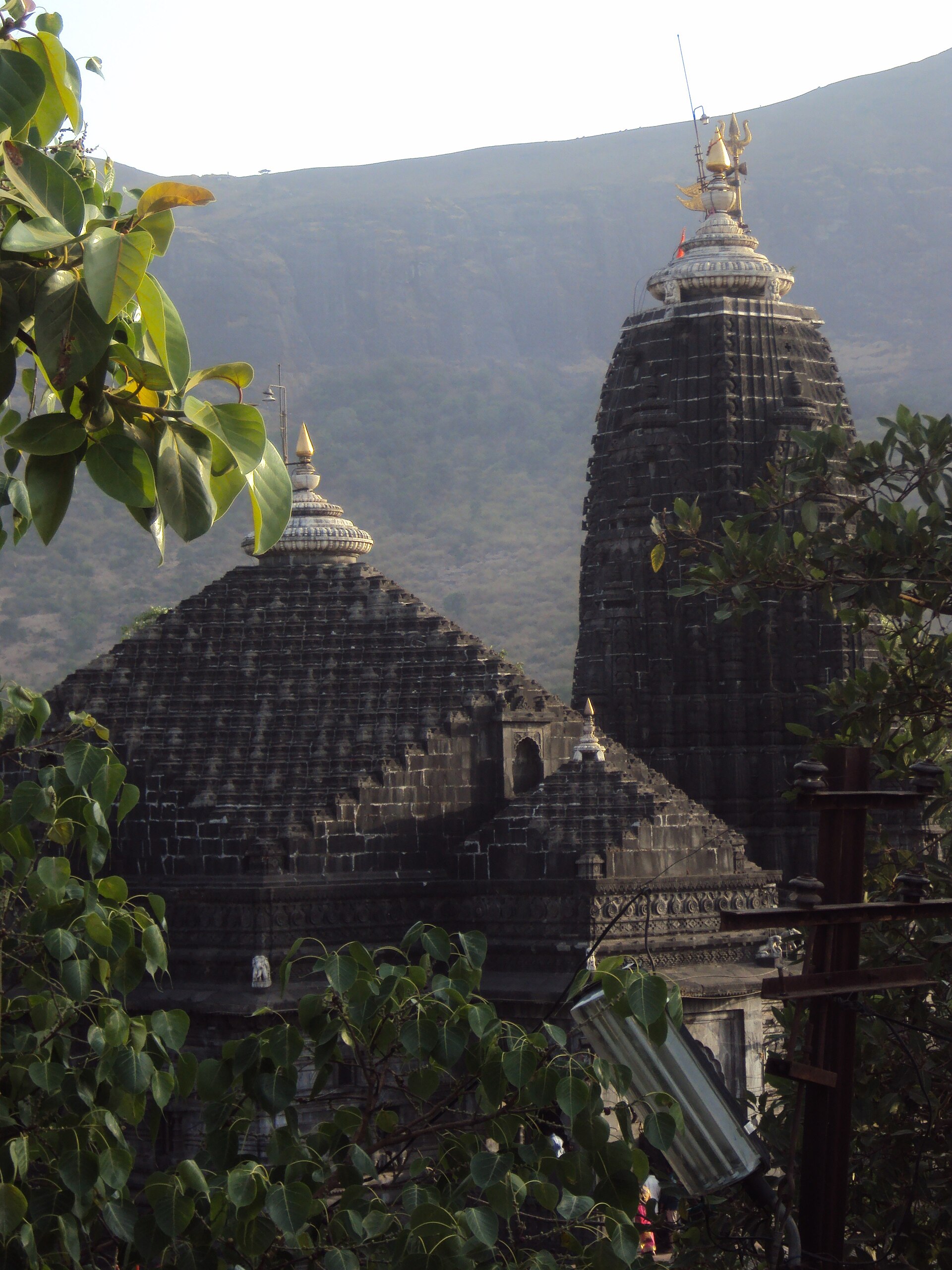 नाशिक येथील प्रसिद्ध त्र्यंबकेश्वर ज्योतिर्लिंग मंदिर
