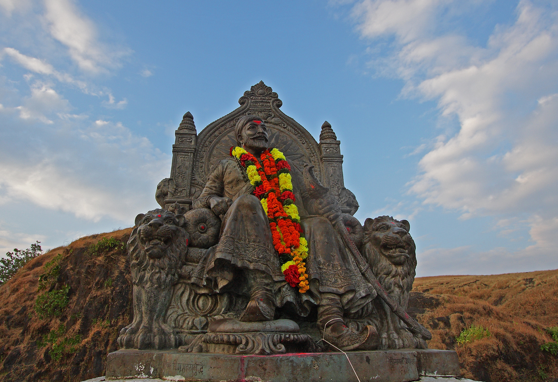 रायगड किल्ल्यावरील छत्रपती शिवाजी महाराजांचा भव्य पुतळा आणि परिसर