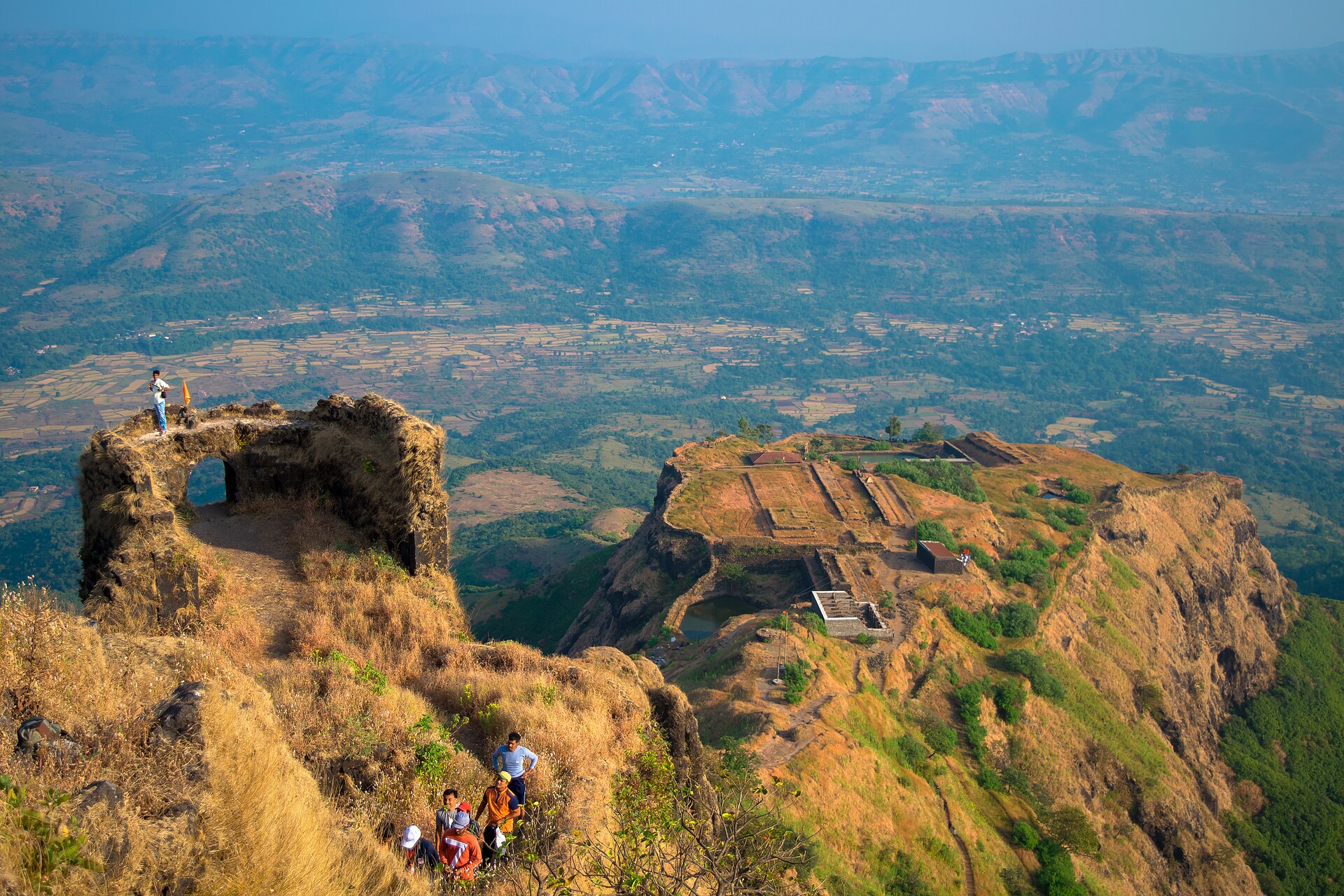 राजगड किल्ल्याच्या परिसरातील डोंगराळ दृश्य
